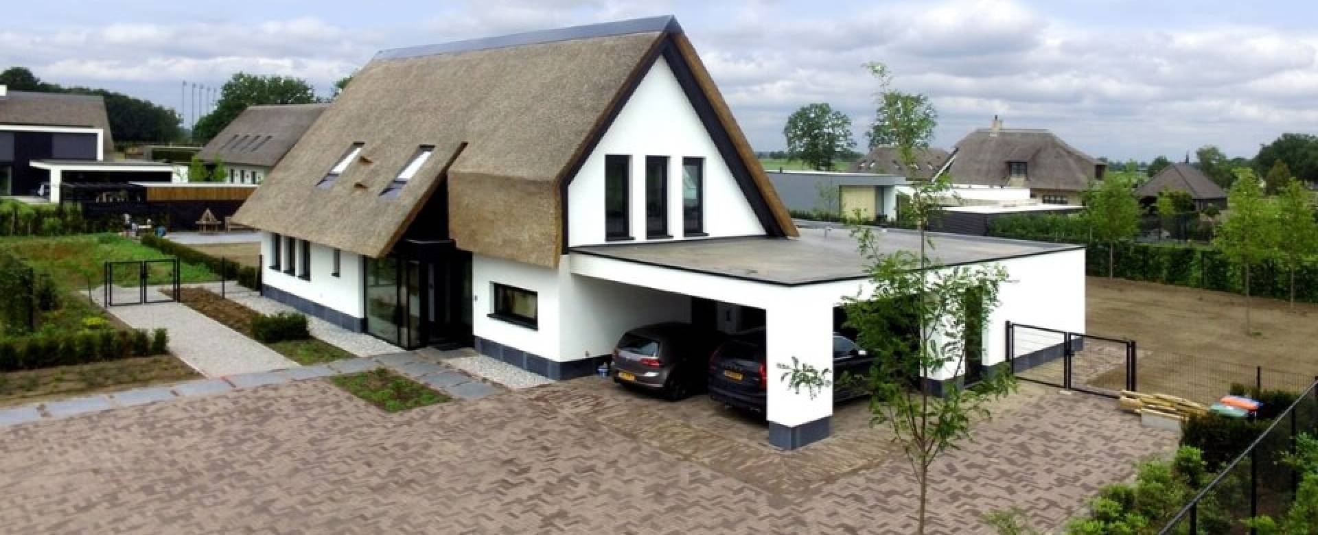 De voordelen van een rieten dak bij een moderne villa
