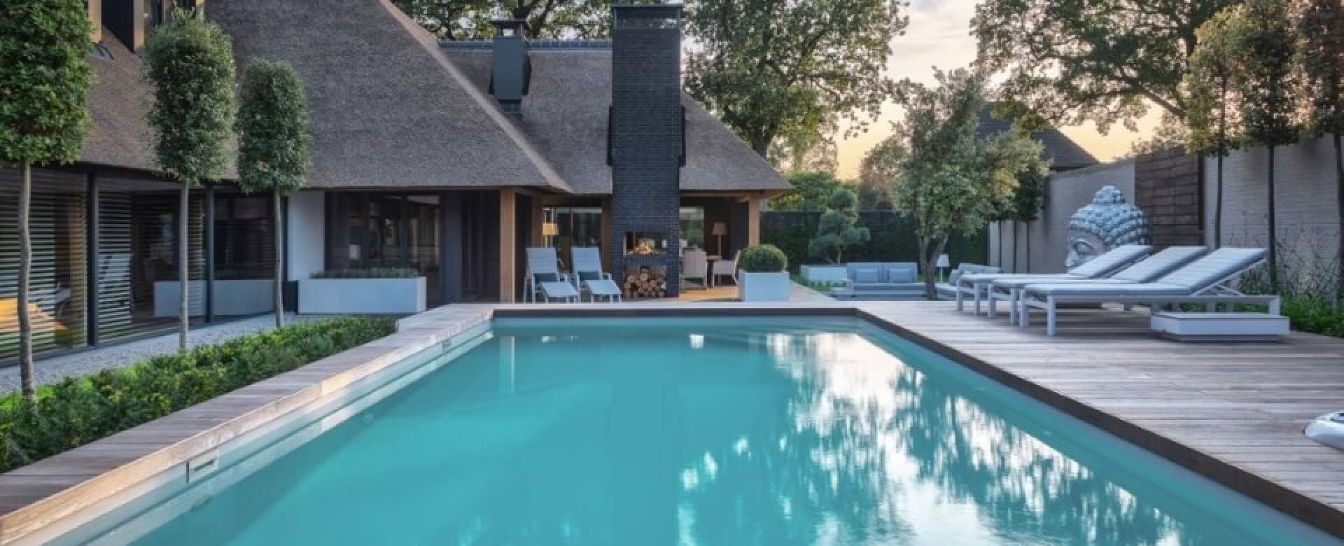 Luxe villa met zwembad ontwerpen: waar moet u rekening mee houden?